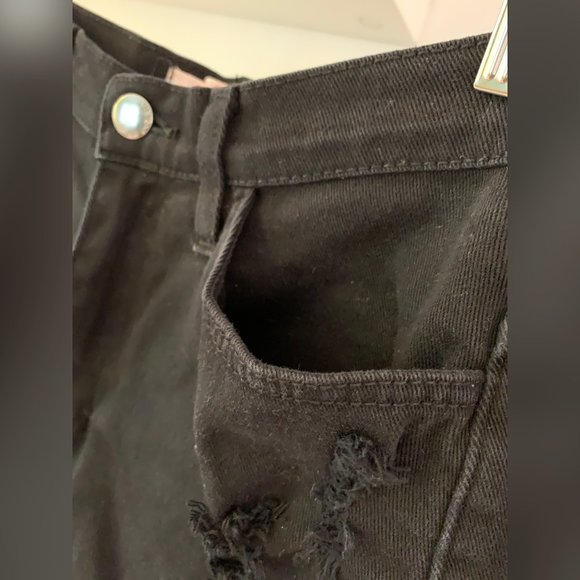 Vibrant Black Short Jeans - Picture 6 of 9
